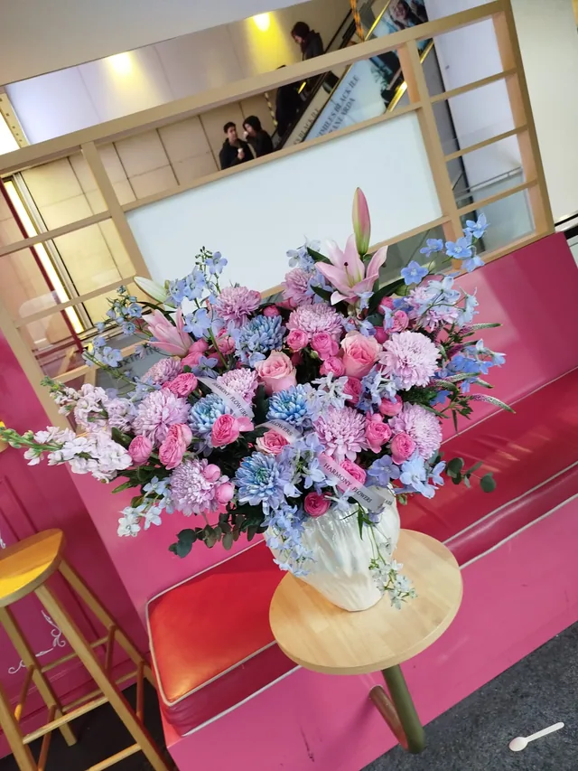 Harmony Flowers kurdeleli pembe ve mavi vazo aranjmanı