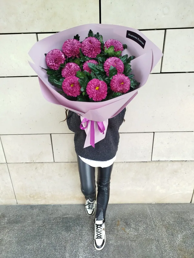 Pembe ambalajda mor krizantem buketi